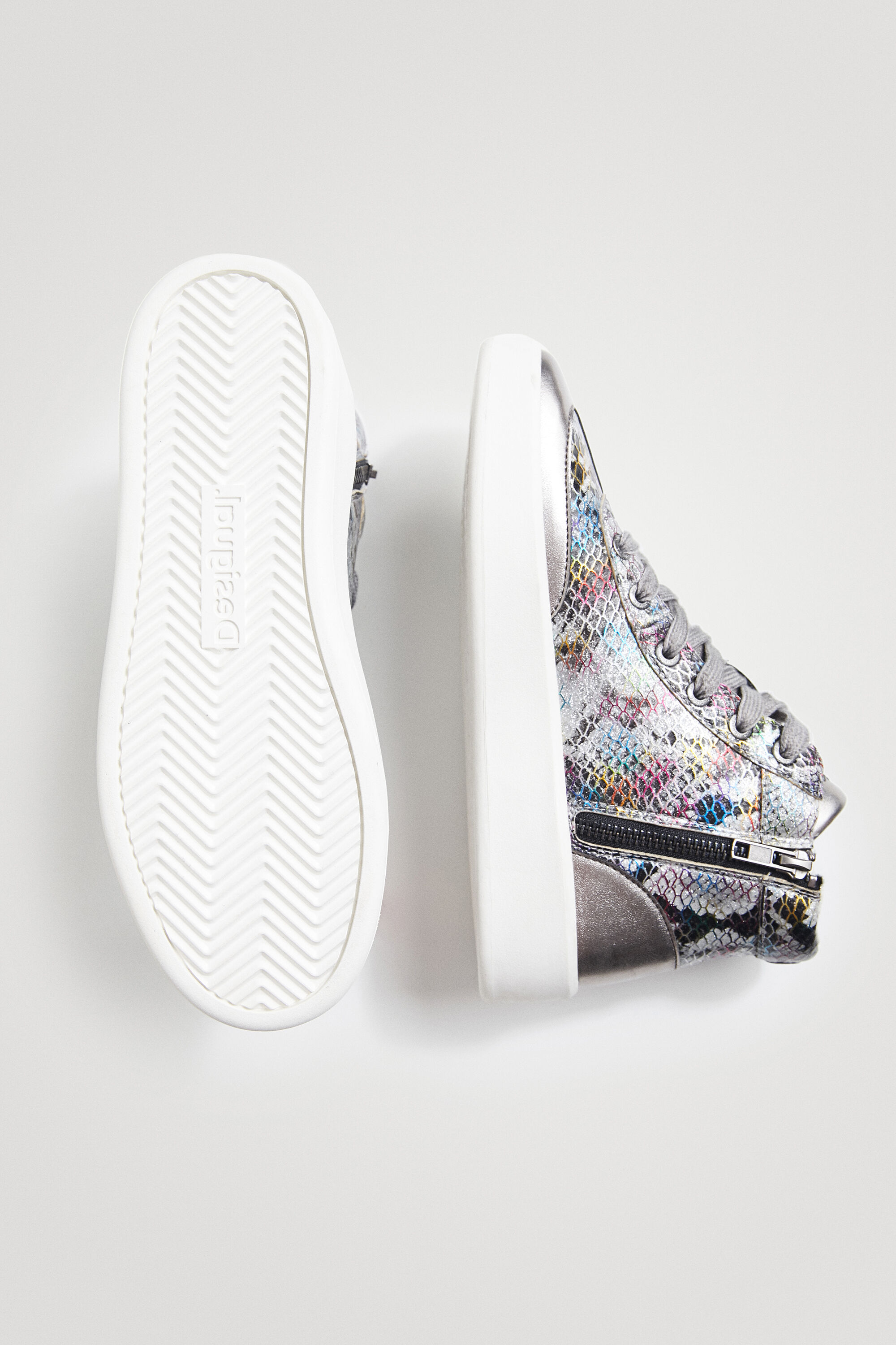 Sneaker caña alta efecto escamas