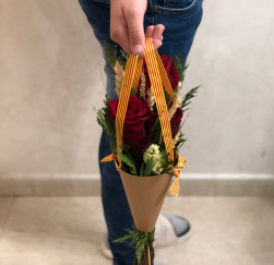 Cistellet goma Eva amb 3 roses