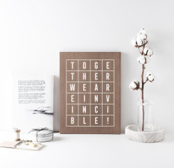 Cartel de madera 'Grid We are invincible'