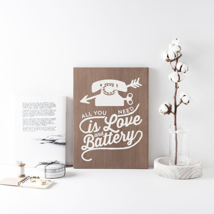 Cartell de fusta 'Love and battery' 1 