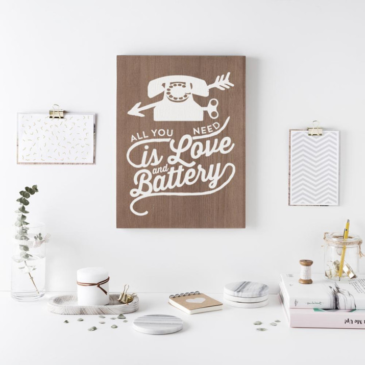 Cartell de fusta 'Love and battery' 2 