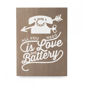 Cartel de madera 'Love and battery'